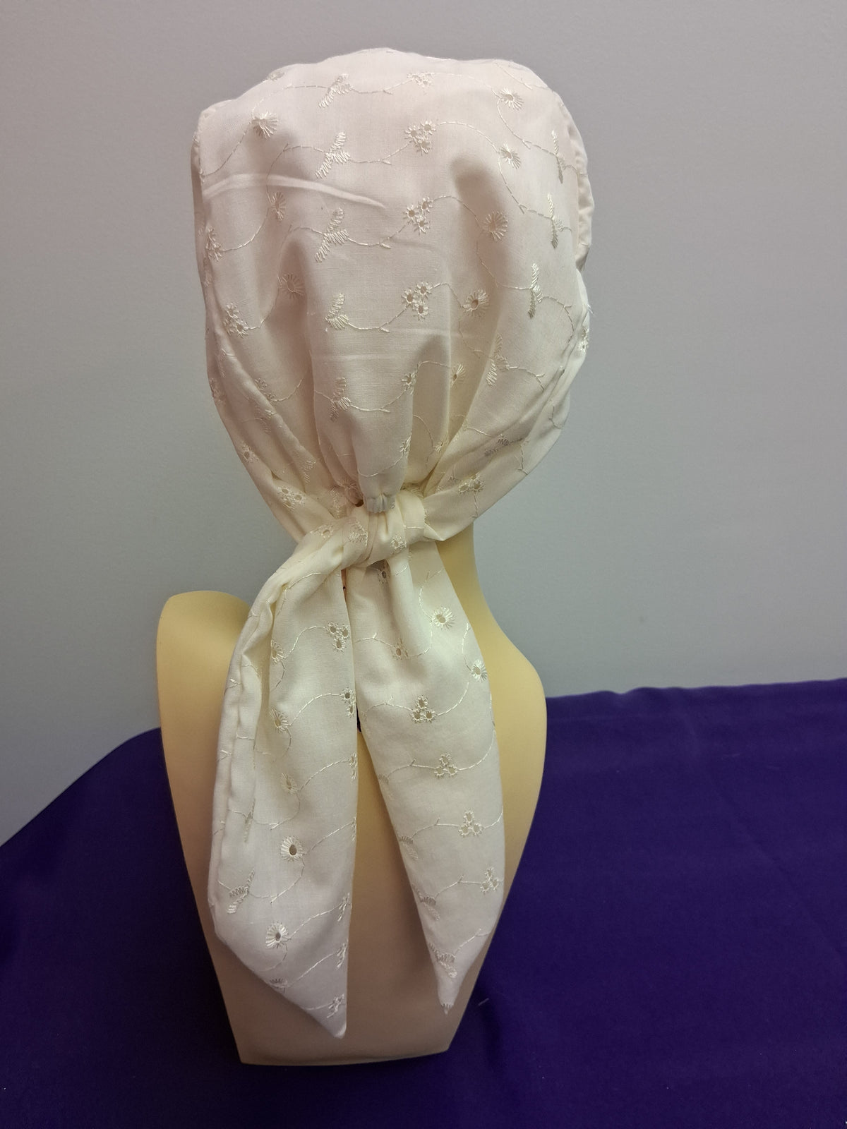 T/Scarf white eyelet