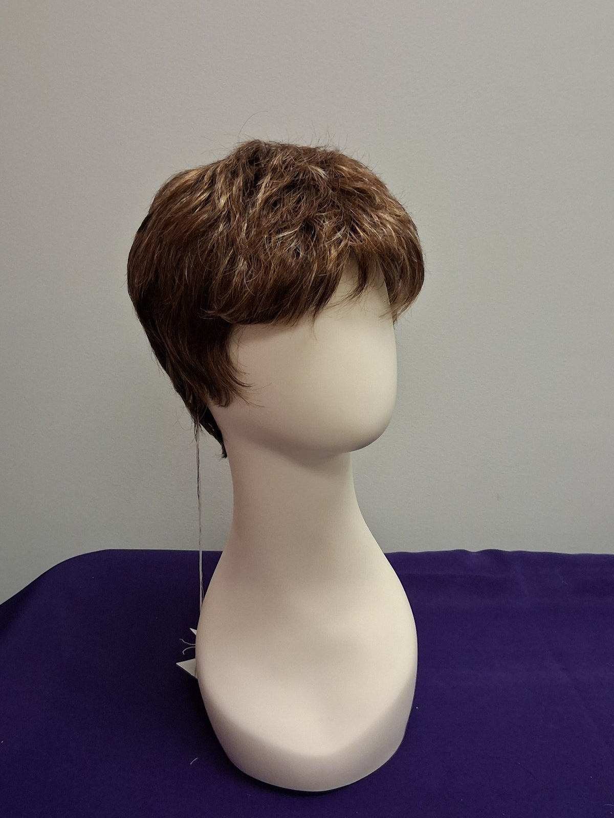 short brown wig with caramel highlights.